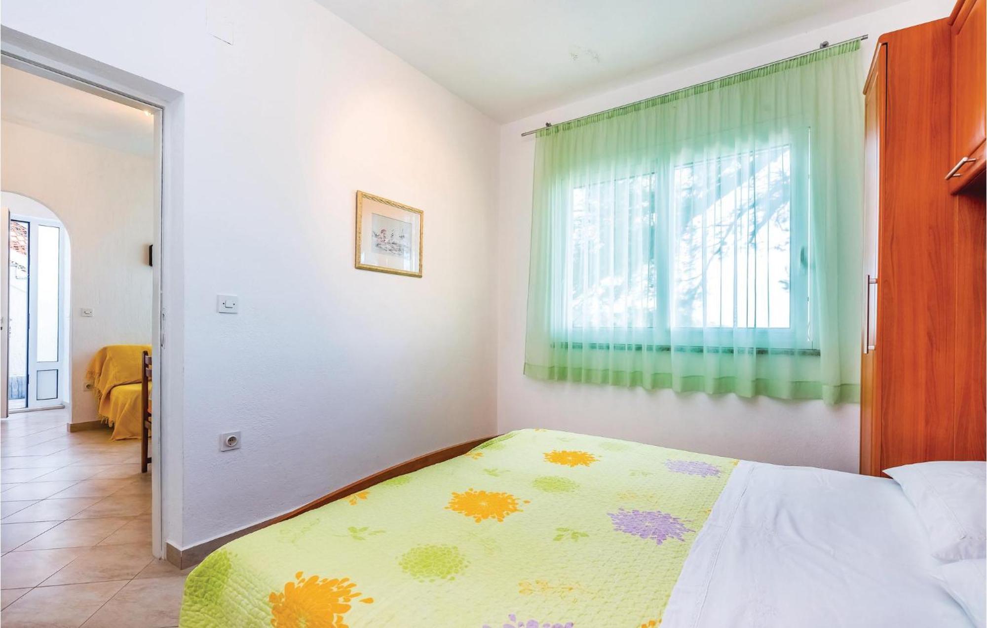 1 Bedroom Awesome Apartment In Supetarska Draga Exterior foto